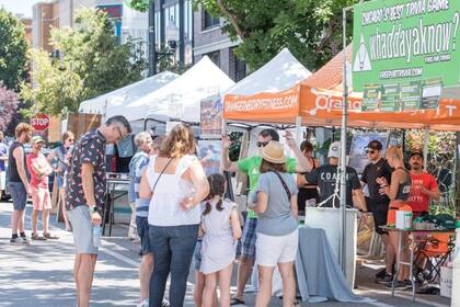 La calle destaca por su comunidad activa, sus pequeños comercios y una identidad barrial sólida