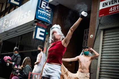 El domingo pasado unas de las acciones tuvo lugar en la fachada y la vereda de Sala de Máquinas, ubicada a pocas cuadras del Obelisco. "¿Como se transmite mirárse a los ojos?", fue una de las preguntas que se pegaron en la cuadra