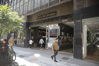 La calle Florida, en CABA, de un pasado de glamour a la lucha diaria: uno de sus íconos es la galería Güemes. en Florida 159
