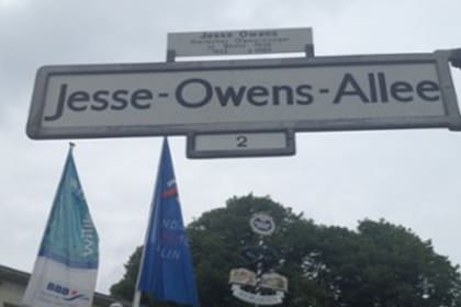 Jesse Owens tiene una calle en Berlín a modo de homenaje por lo que significó en la historia del deporte