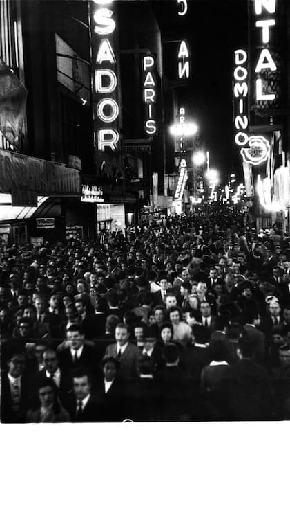 La calle Lavalle en diciembre
de 1957, en una vieja copia del
archivo de LA NACION