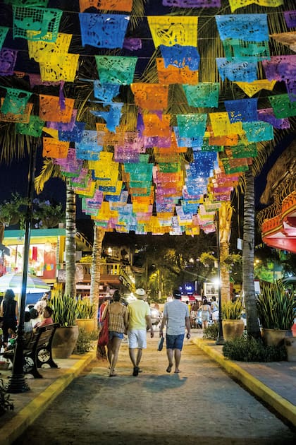 La calle más instagrameable de Sayulita, atravesada por muchos papeles picados de colores.