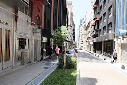 La calle Paraguay, entre Leandro N. Alem y Carlos Pellegrini, es una de las trazas en ejecución en el proyecto calles verdes