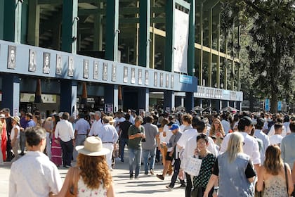 La calle peatonal entre las dos canchas de Palermo, muy concurrida, como en cada final salvo en la de 2020 (limitada en público a raíz de la pandemia).