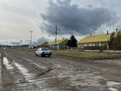 La "calle" principal de Aldea Beleiro es la RP 74, la ruta que conduce a Chile.
