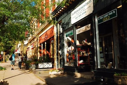 La calle principal de Cold Spring ofrece una amplia variedad de tiendas de antigüedades y galerías de arte
