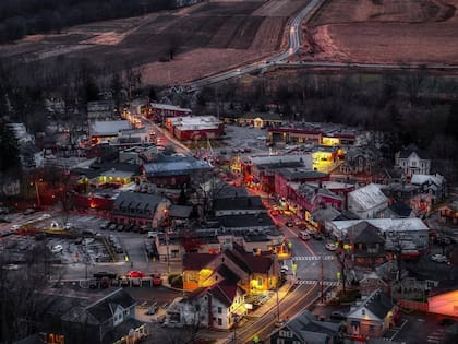La calle principal de este pueblo tiene boutiques, restaurantes y bibliotecas (Instagram/@hvdrones)
