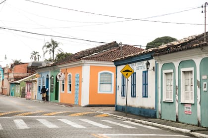La calle principal del encantador pueblo de Ribeirão da Ilha.