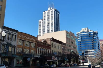 La calle principal, Peoria, con el histórico Teatro Apollo