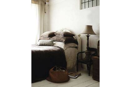 La calma y el descanso son ideas que se ven reflejadas en este dormitorio de tonos suaves y delicados