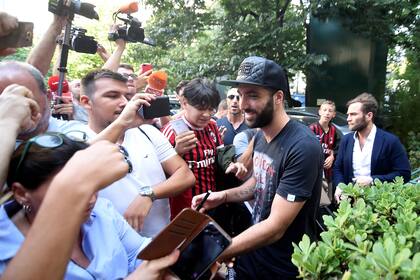 La calurosa bienvenida para Higuaín a Milan, su tercer club en Italia