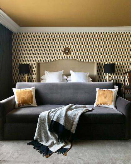La cama (Casa Palacio) en la misma paleta se combina con ropa de cama, siempre blanca (Zara Home).
