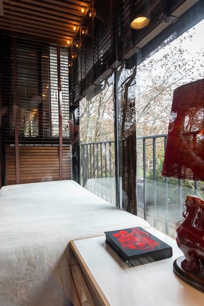 “La cama convencional no me gusta: hace más de 10 años que duermo en el piso con una colchoneta alta. Hice un cerramiento para ubicarla: dormir en el balcón me hace acordar a las casas rodantes; me encanta estar cerca de la ventana, mirar hacia la calle, sentir la lluvia”.