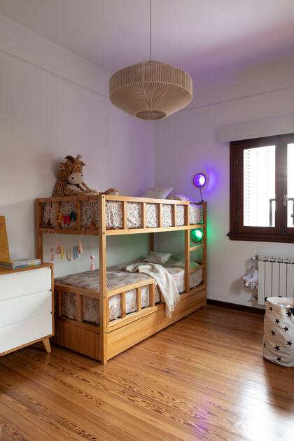 La cama cucheta en el dormitorio fue una elección orientada a promover la complicidad entre hermanas.