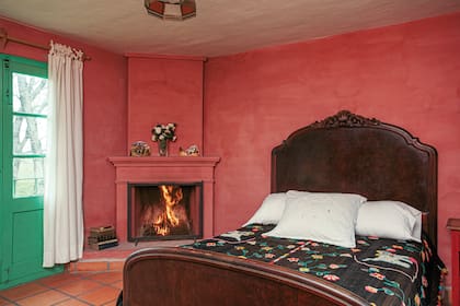 La cama de caoba tallada perteneció a la suegra de Desirée.