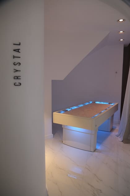 La "cama de cristal" tiene 150 kilos de sal del Himalaya y baja la intensidad en cuadros de nerviosismo