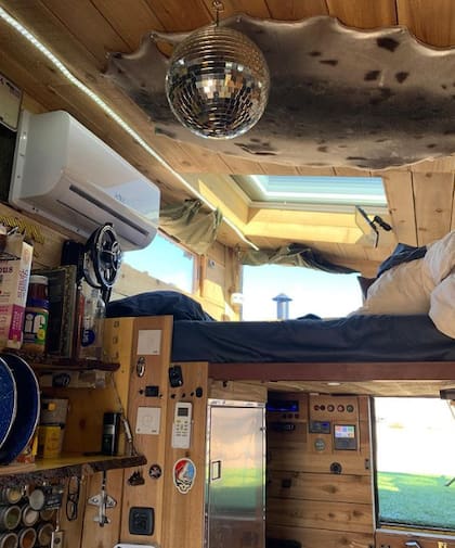 La cama del piloto de encuentra elevada para aprovechar al máximo el espacio