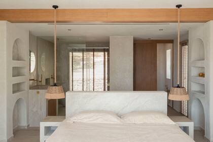 La cama, en el centro y de frente al ventanal, tiene circulación por todos sus lados.