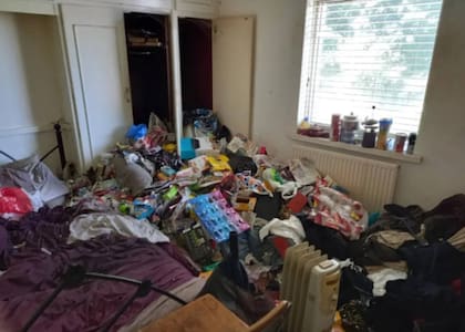 La cama era lo único vacío; el resto, un mar de residuos.