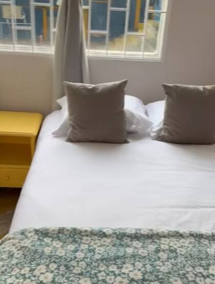 La cama estaba al lado de una capilla