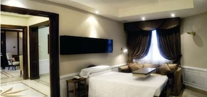 La cama principal, en uno de los dos espacios que componen la "suite presidencial" del Sanatorio Otamendi.