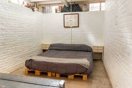 La cama se ubicó sobre una estructura de pallets.