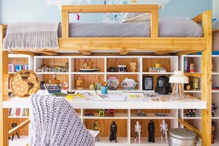 Cuando sea necesario, tanto la cama y el escritorio, así como los muebles de guardado podrán cambiar de ubicación. Todo es móvil.