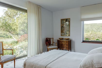 La cama tiene una manta de algodón natural (La Urraca)