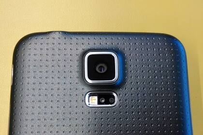 La cámara de 16 megapixeles y, abajo, el sensor de ritmo cardíaco