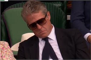 La cámara de TV no lo perdonó: Hugh Grant se quedó dormido en un partido de Djokovic