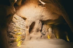 Arqueólogos abrieron una cámara sellada por 350 años bajo un castillo en Ucrania: qué encontraron
