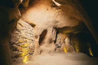 Arqueólogos abrieron una cámara sellada por 350 años bajo un castillo en Ucrania: qué encontraron