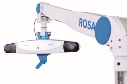 La cámara del robot quirúrgico ROSA, que se complementa con el brazo que asiste a los médicos cirujanos para realizar cortes precisos