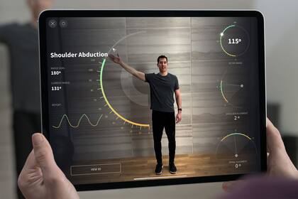 La cámara doble está acompañada por un sistema láser LiDAR para potenciar las prestaciones de realidad aumentada de la nueva iPad Pro