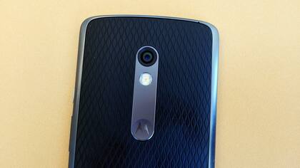 La cámara es de 21 megapixeles, con autofoco por detección de fases; el flash es de dos tonos, para calibrar la temperatura del color de la imagen