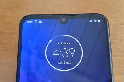 La cámara frontal del One Zoom ofrece fotos de 6 megapixeles; es el único elemento que interrumpe el borde de la pantalla