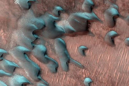 La cámara HiRISE a bordo del Mars Reconnaissance Orbiter de la NASA capturó estas imágenes de dunas de arena cubiertas por escarcha justo después del solsticio de invierno. La escarcha aquí es una mezcla de hielo de dióxido de carbono (seco) y hielo de agua y desaparecerá en unos meses cuando llegue la primavera.