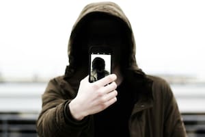 Un community manager de un colegio inventó una beca, llevó engañadas a tres jóvenes a Jujuy y las filmó en el baño