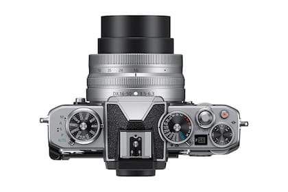 La cámara retro de Nikon cuenta con diversos ajustes manuales mecánicos, inspirado en el icónico modelo de la compañía lanzado en 1982