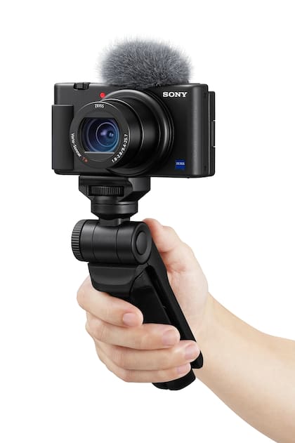La cámara Sony ZV-1 está pensada para youtubers y streamers, con un diseño muy compacto y liviano, para ser operada con una sola mano