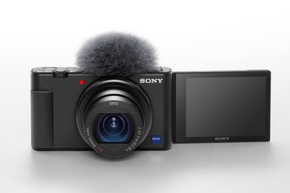 La cámara Sony ZV-1 ofrece una cámara rebatible de 3 pulgadas, y una entrada de micrófono