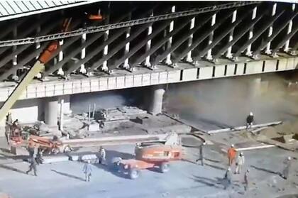 La cámara toma el momento exacto en que colapsa la pasarela