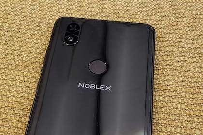 La cámara trasera es de 13 megapixeles, en una configuración tipo "isla" con el flash; el circulo del medio es el sensor de huellas digitales