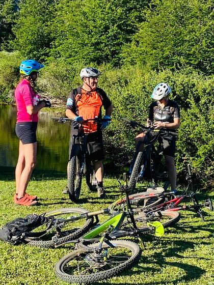 La camaradería impera entre los cicloturistas.