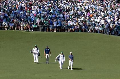 La caminata en el transcurso de la última vuelta, entre DeChambeau y McIlroy