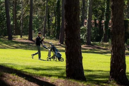 La caminata en un fairway en medio de un bosque: una experiencia distinta