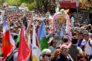 Miles de personas participan de la peregrinación a la Basílica de Luján