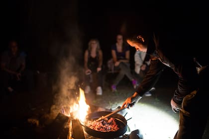 La caminata nocturna termina con un plato de ticueí con reviro.