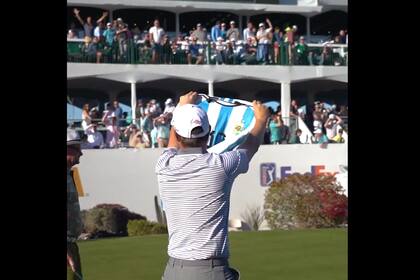 La caminata orgulloso de Grillo, mostrando la 10 de Messi