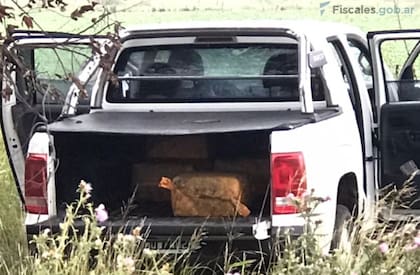 La camioneta abandonada con cuatro bultos con cocaína lanzados desde una avioneta